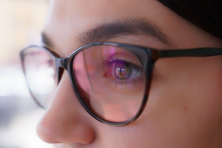 Comment devenir opticien : formation, compétences et opportunités